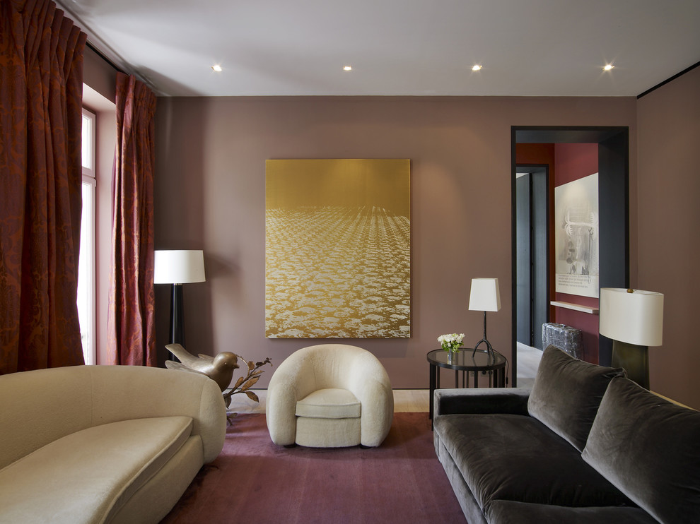 Modernes Wohnzimmer mit brauner Wandfarbe in New York