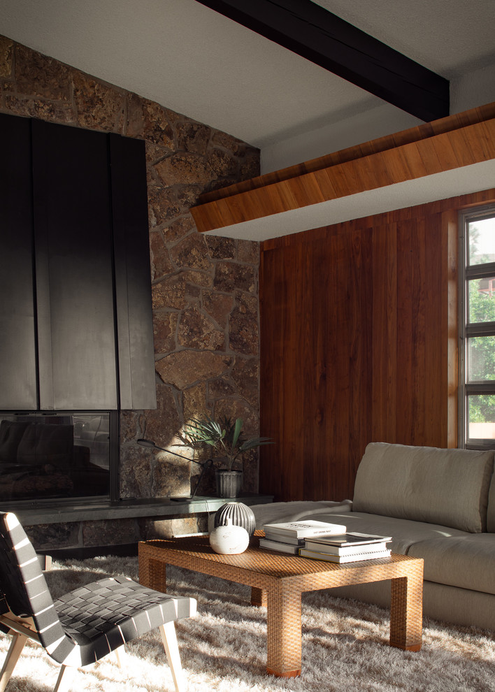Retro Wohnzimmer mit Kamin und Kaminumrandung aus Holz in Denver