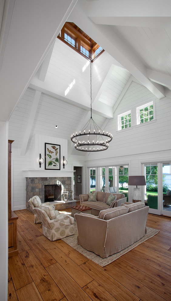 Пример оригинального дизайна: большая гостиная комната:: освещение в классическом стиле с белыми стенами и ковром на полу