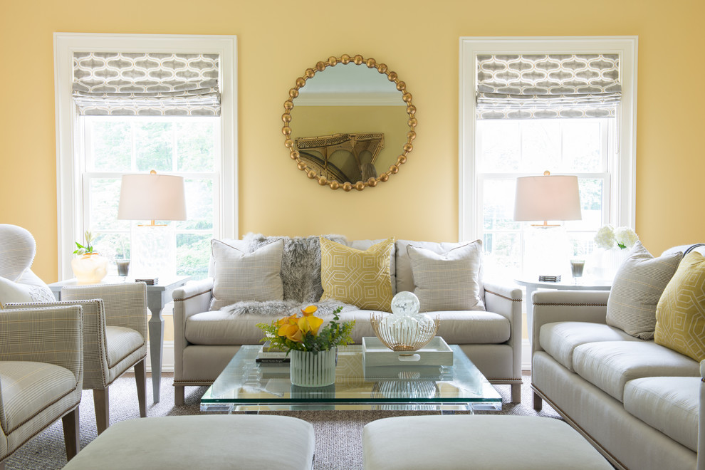 Imagen de salón cerrado contemporáneo de tamaño medio sin chimenea y televisor con paredes amarillas y suelo de madera en tonos medios
