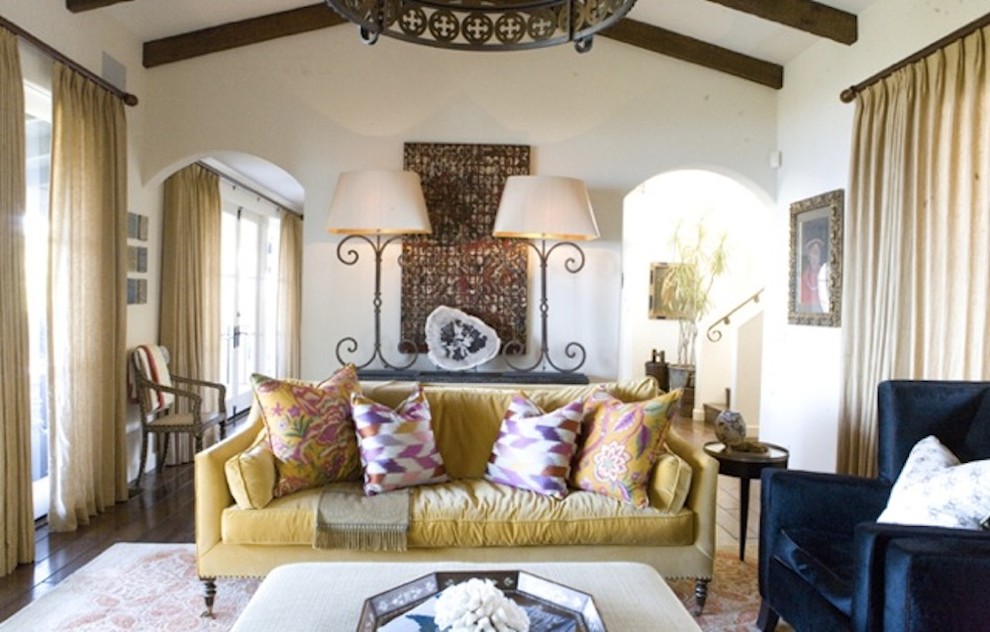 Inspiration pour un salon traditionnel de taille moyenne et fermé avec un mur beige, parquet foncé et un sol marron.