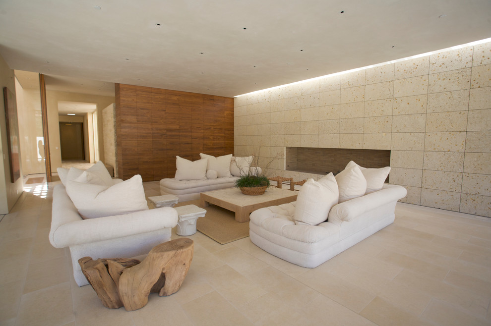 На фото: парадная, открытая гостиная комната в современном стиле с горизонтальным камином и фасадом камина из камня без телевизора с
