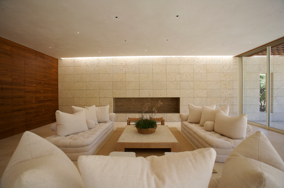 Großes, Repräsentatives, Fernseherloses, Offenes Modernes Wohnzimmer mit beiger Wandfarbe, Kalkstein, Kamin und Kaminumrandung aus Beton in San Francisco