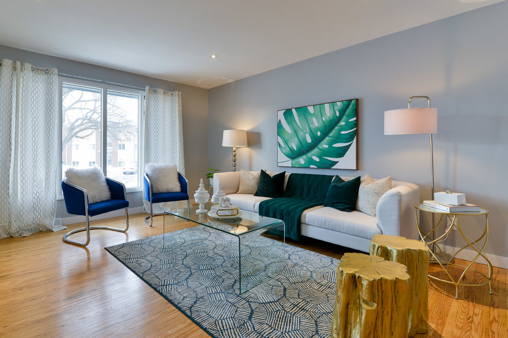 Modernes Wohnzimmer ohne Kamin mit grauer Wandfarbe, braunem Holzboden und braunem Boden in Sonstige