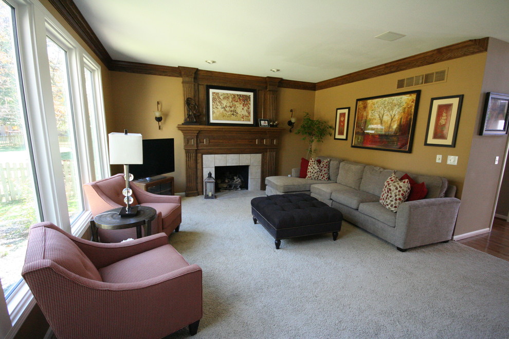 Foto di un soggiorno chic di medie dimensioni e aperto con pareti marroni, moquette, camino classico, cornice del camino piastrellata e TV autoportante