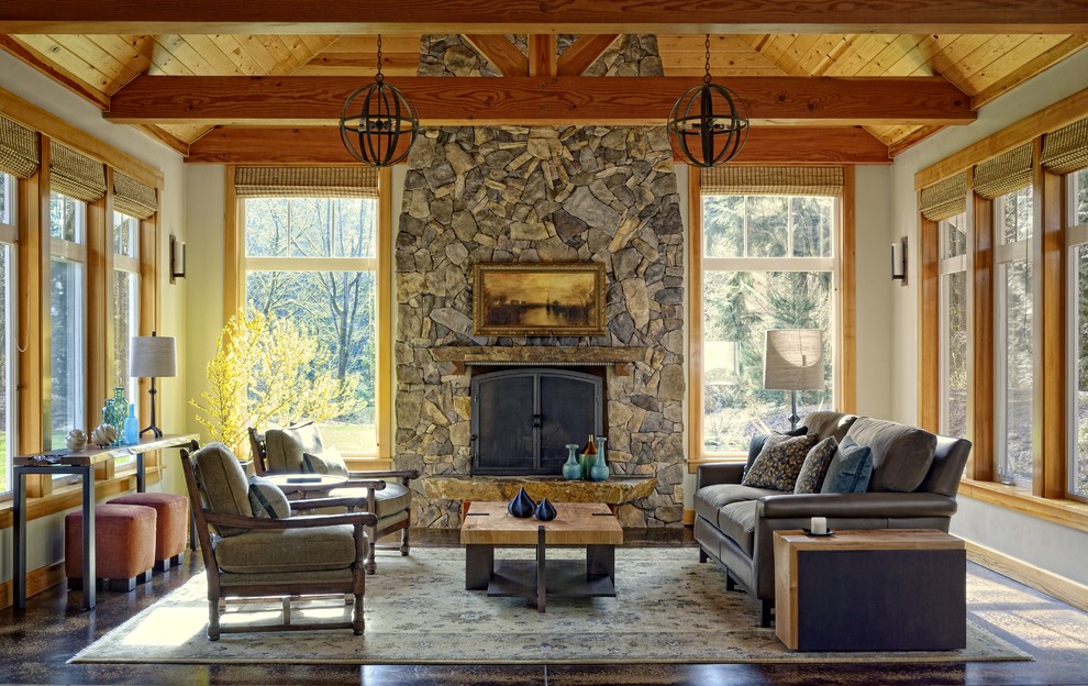 Пример оригинального дизайна: парадная гостиная комната в стиле рустика с фасадом камина из камня, серыми стенами и стандартным камином без телевизора