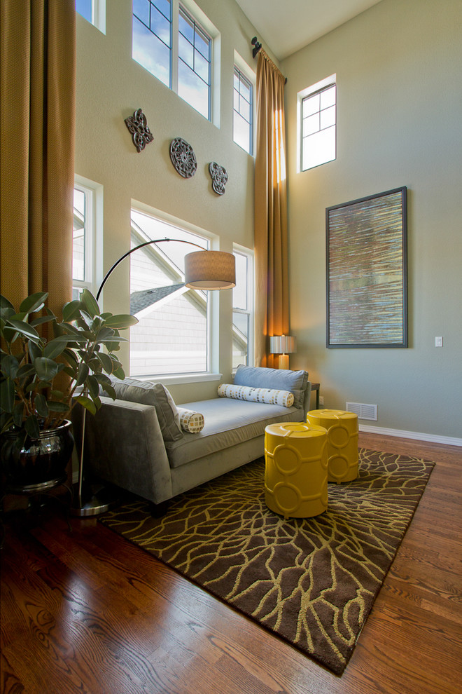 Mittelgroßes, Repräsentatives, Fernseherloses, Offenes Modernes Wohnzimmer ohne Kamin mit beiger Wandfarbe, braunem Holzboden und braunem Boden in Denver