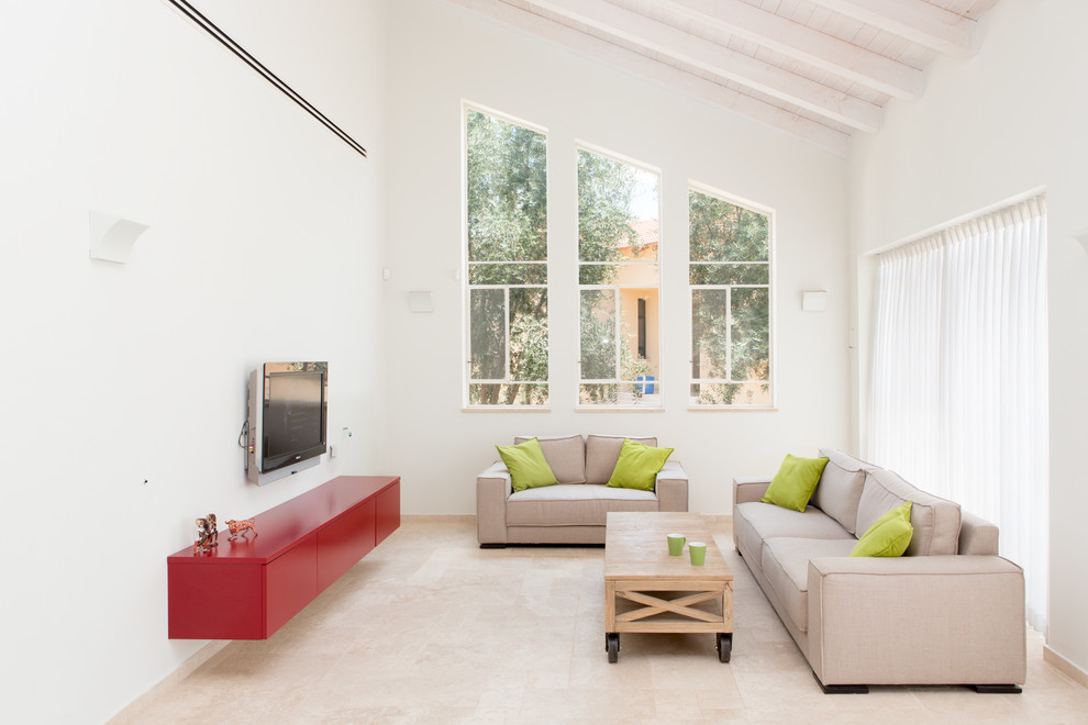 Immagine di un soggiorno contemporaneo aperto con sala formale, pareti bianche e TV a parete