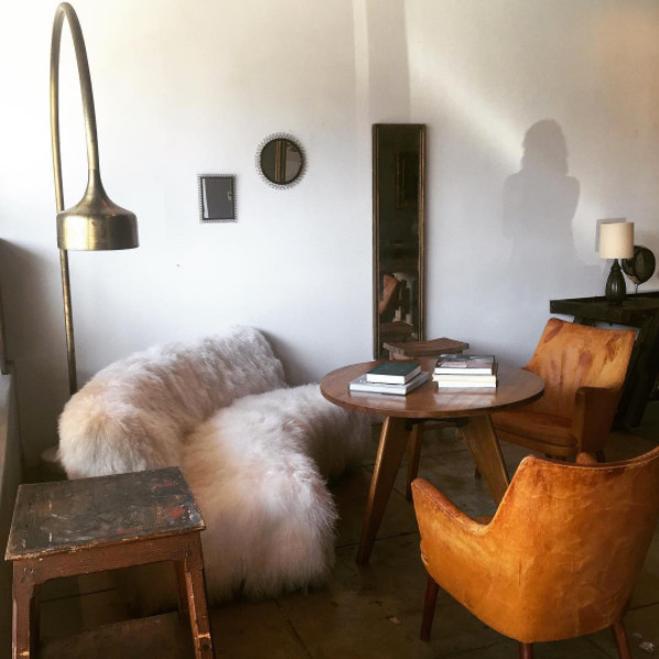 Foto di un piccolo soggiorno american style aperto con sala formale, pareti bianche, parquet scuro, nessun camino, nessuna TV e pavimento marrone