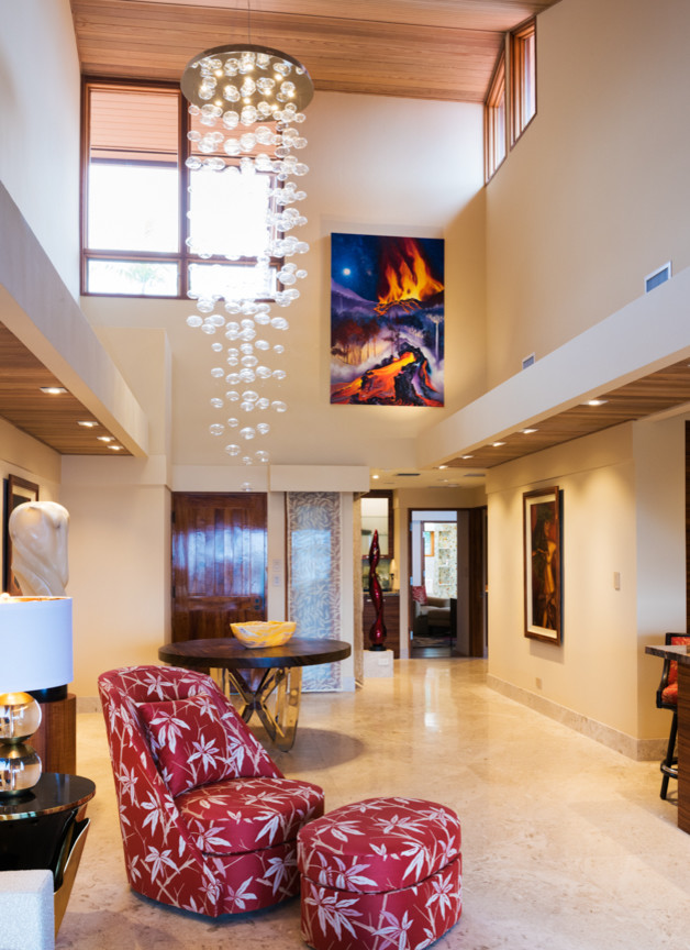 На фото: большая открытая гостиная комната в современном стиле с бежевыми стенами и полом из известняка с