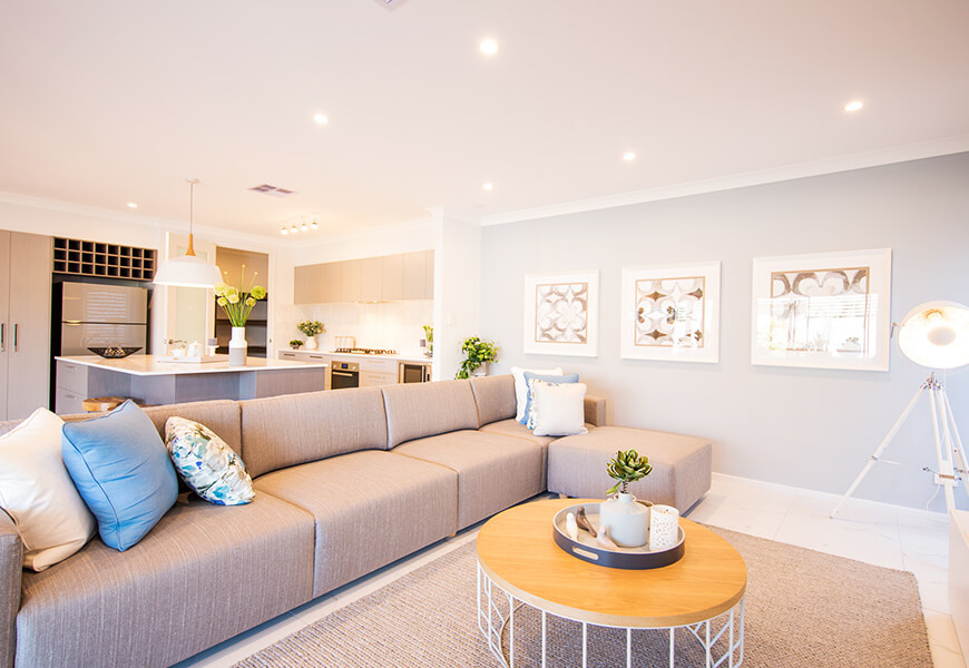 Idee per un soggiorno design di medie dimensioni e aperto con pareti blu e pavimento in gres porcellanato