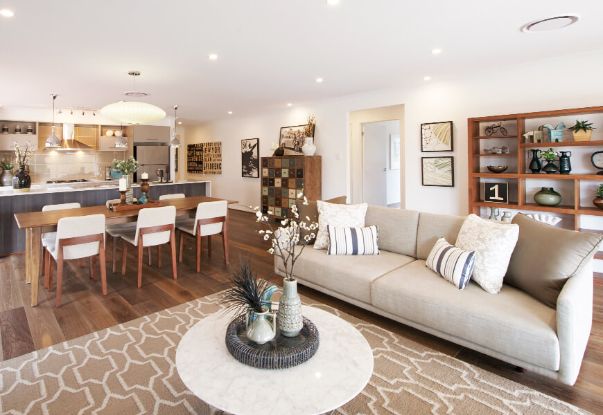 Idee per un soggiorno contemporaneo di medie dimensioni e aperto con pareti bianche e pavimento in legno massello medio