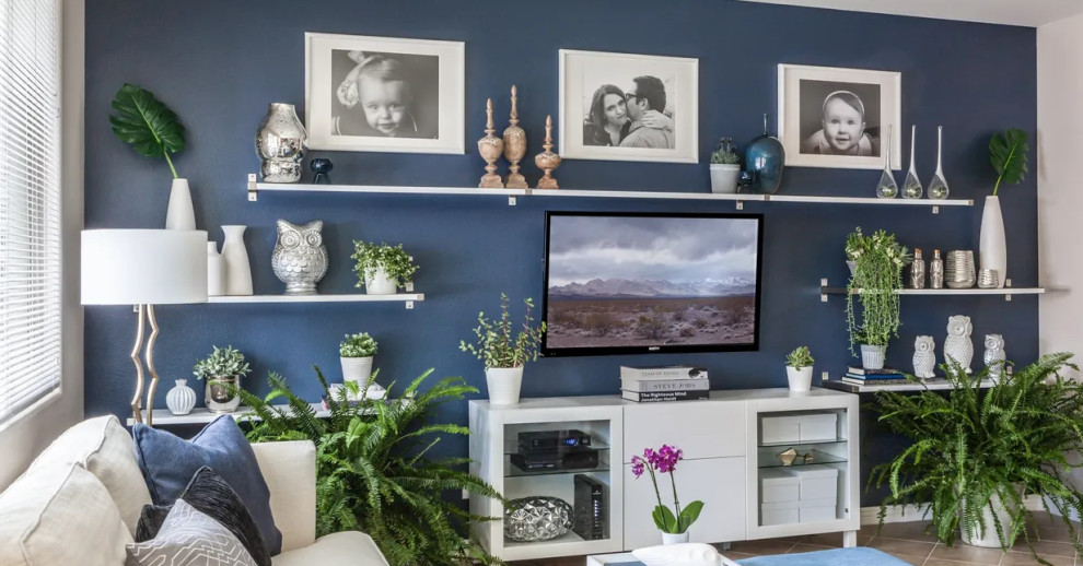 Bild på ett funkis vardagsrum, med ett finrum, blå väggar, klinkergolv i porslin, en väggmonterad TV och grått golv