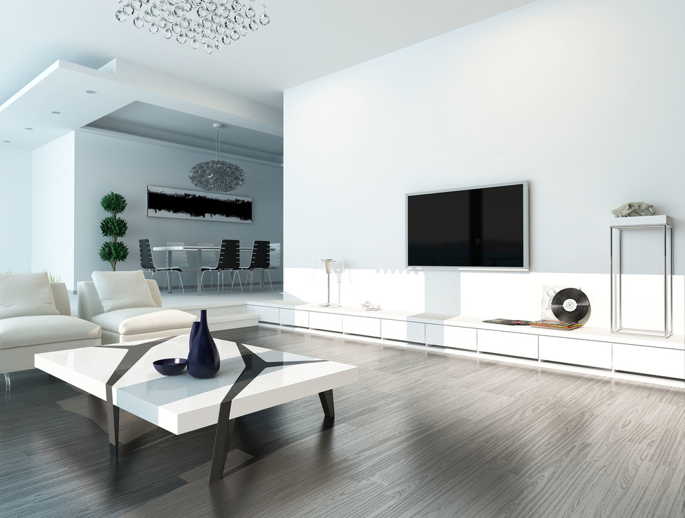 Großes, Repräsentatives, Offenes Shabby-Style Wohnzimmer mit weißer Wandfarbe, braunem Holzboden, Kamin, Kaminumrandung aus Stein, TV-Wand und grauem Boden in Los Angeles