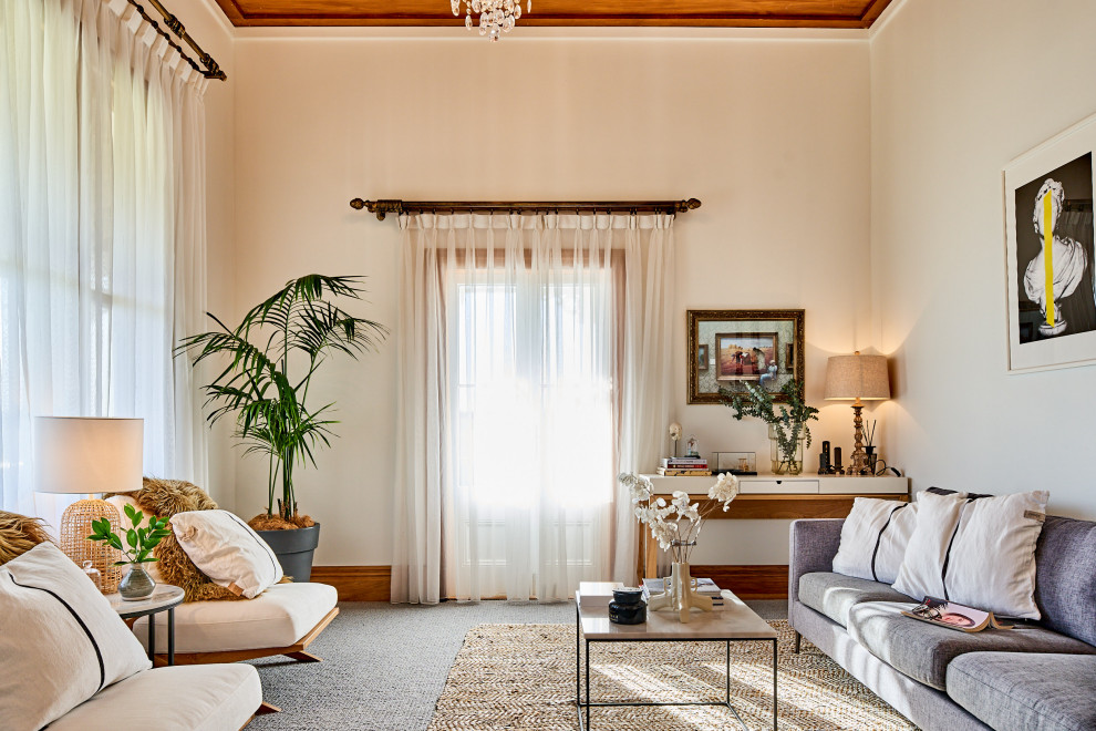 Idée de décoration pour un salon tradition avec un mur beige, moquette et un sol gris.