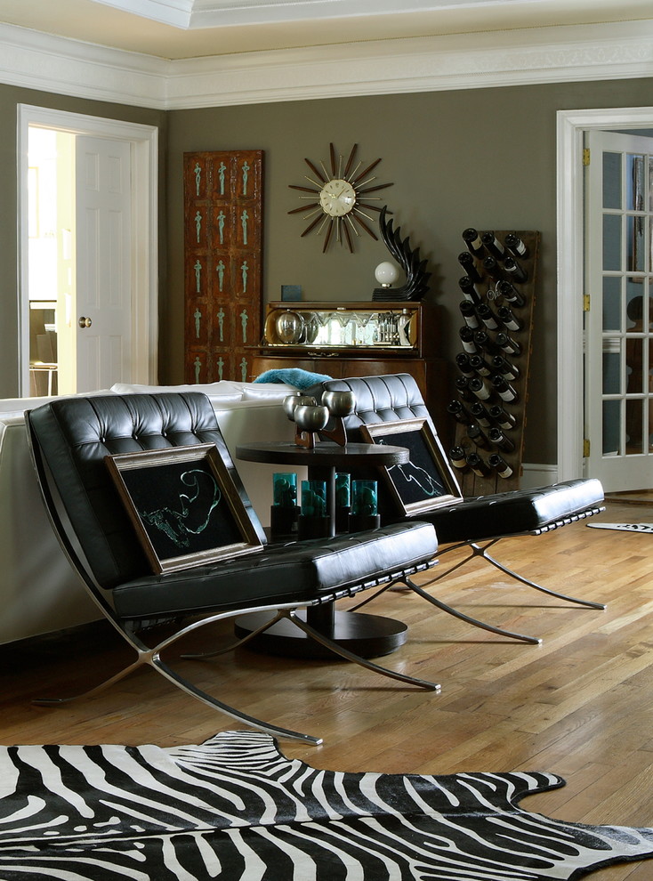 Imagen de salón para visitas abierto bohemio extra grande sin televisor con paredes grises y suelo de madera en tonos medios