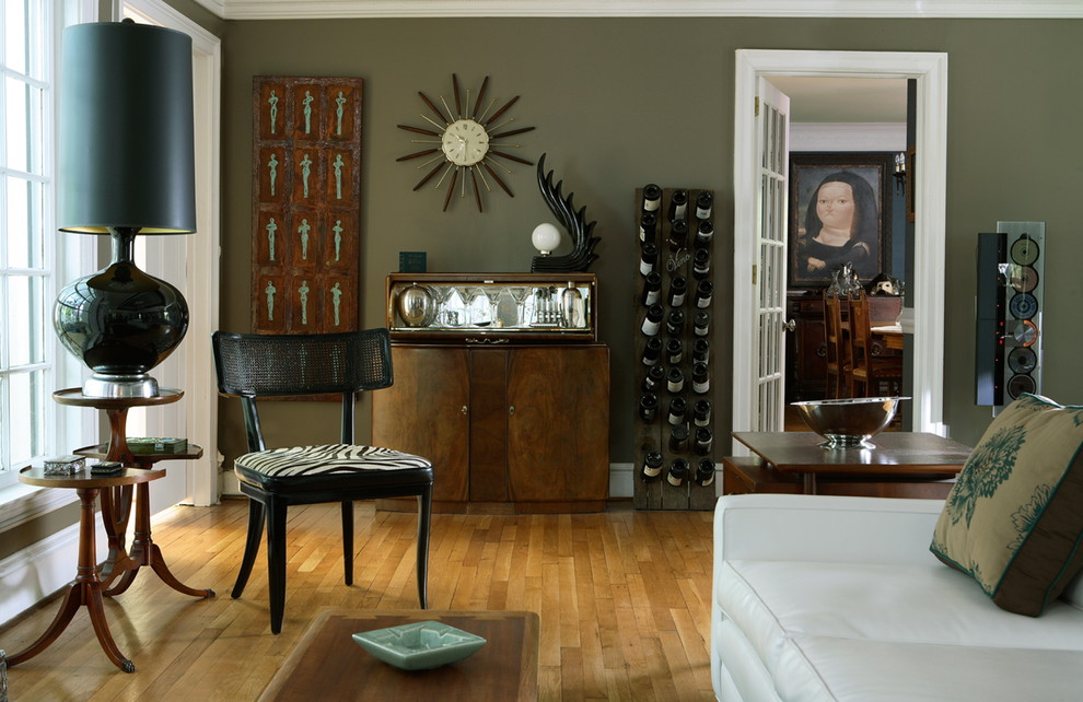 Geräumiges, Repräsentatives, Fernseherloses, Offenes Eklektisches Wohnzimmer mit grauer Wandfarbe und braunem Holzboden in Atlanta