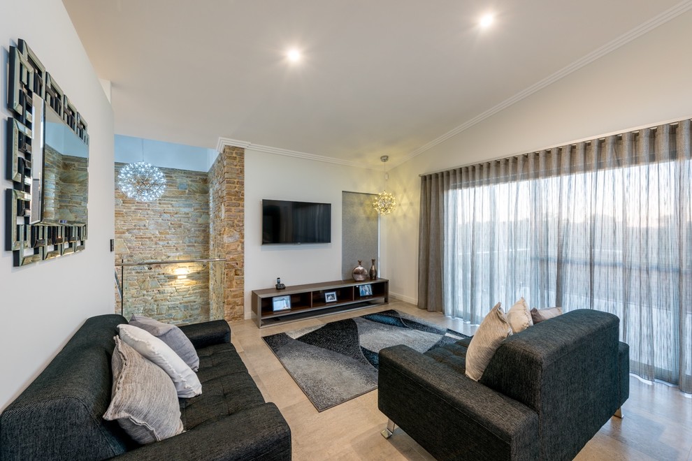 Foto de salón abierto contemporáneo con paredes blancas, suelo de baldosas de cerámica, televisor colgado en la pared y suelo gris