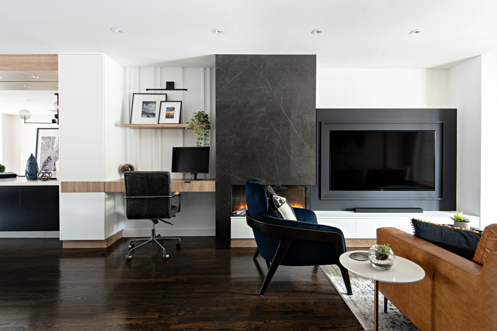 Cette image montre un petit salon minimaliste ouvert avec un mur blanc, parquet foncé, une cheminée d'angle, un manteau de cheminée en carrelage, un téléviseur encastré et un sol marron.