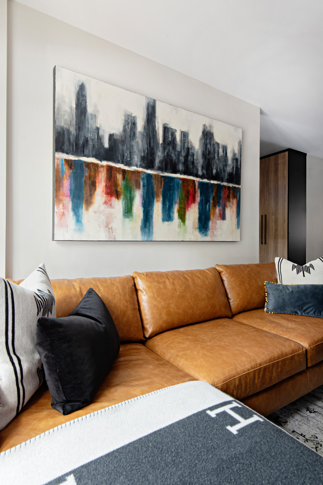 Kleines, Offenes Modernes Wohnzimmer mit weißer Wandfarbe, dunklem Holzboden, Eckkamin, gefliester Kaminumrandung, Multimediawand und braunem Boden in Toronto