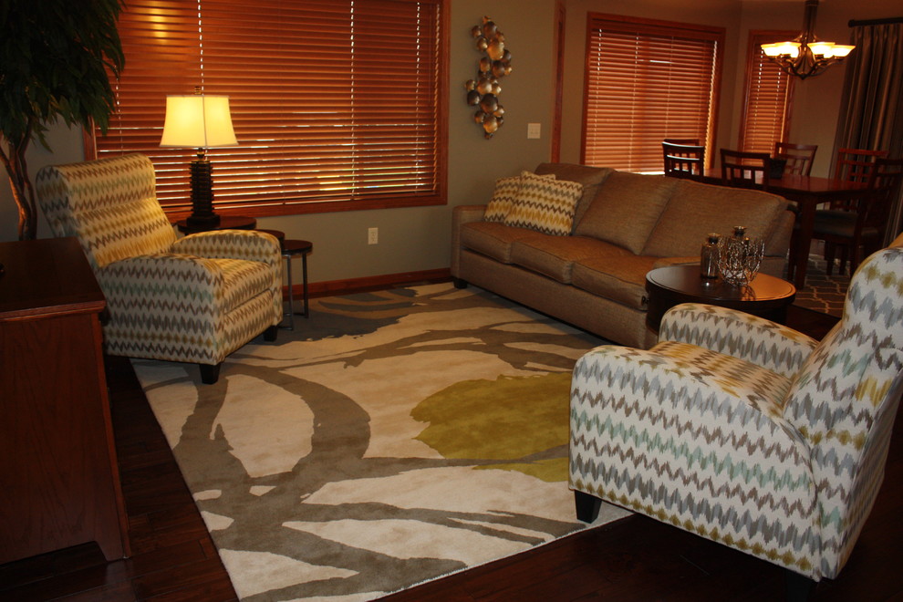 Immagine di un soggiorno chic di medie dimensioni con sala formale, pareti blu, parquet scuro e TV autoportante
