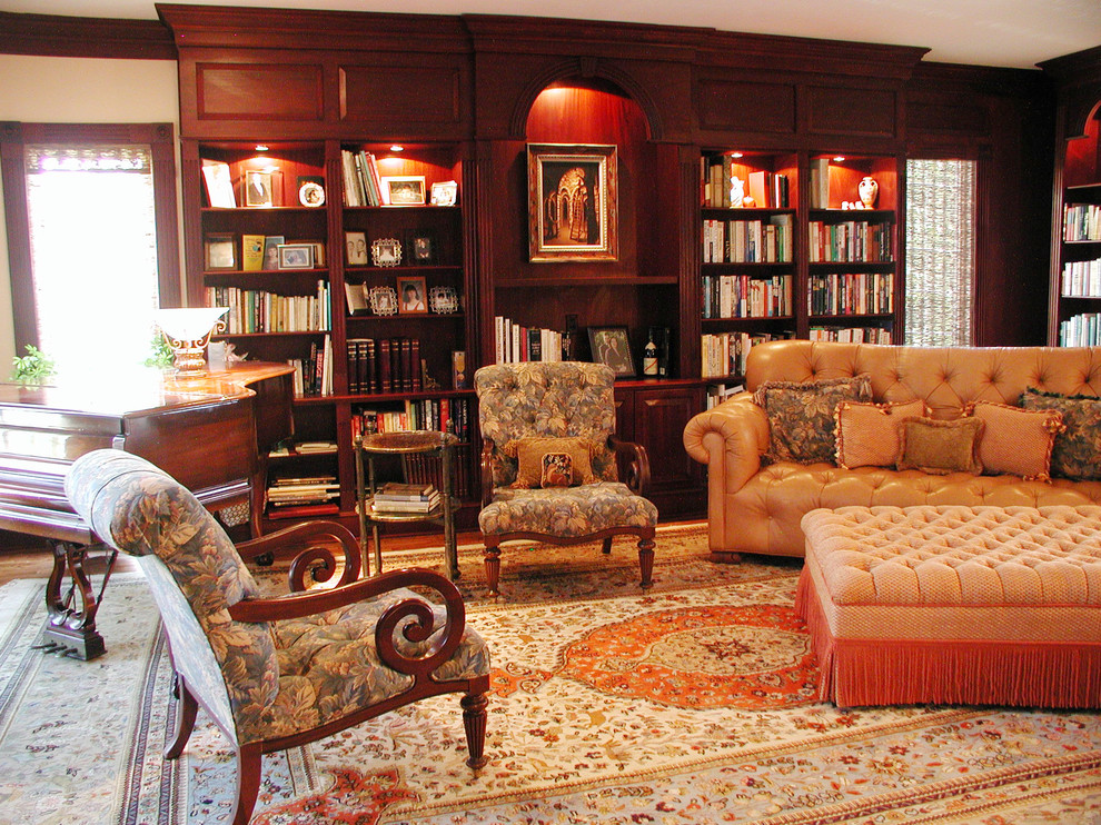 Foto di un soggiorno chic con libreria e tappeto