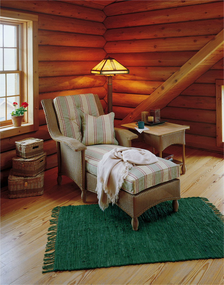 Imagen de salón para visitas cerrado campestre de tamaño medio sin chimenea y televisor con paredes marrones y suelo de madera clara