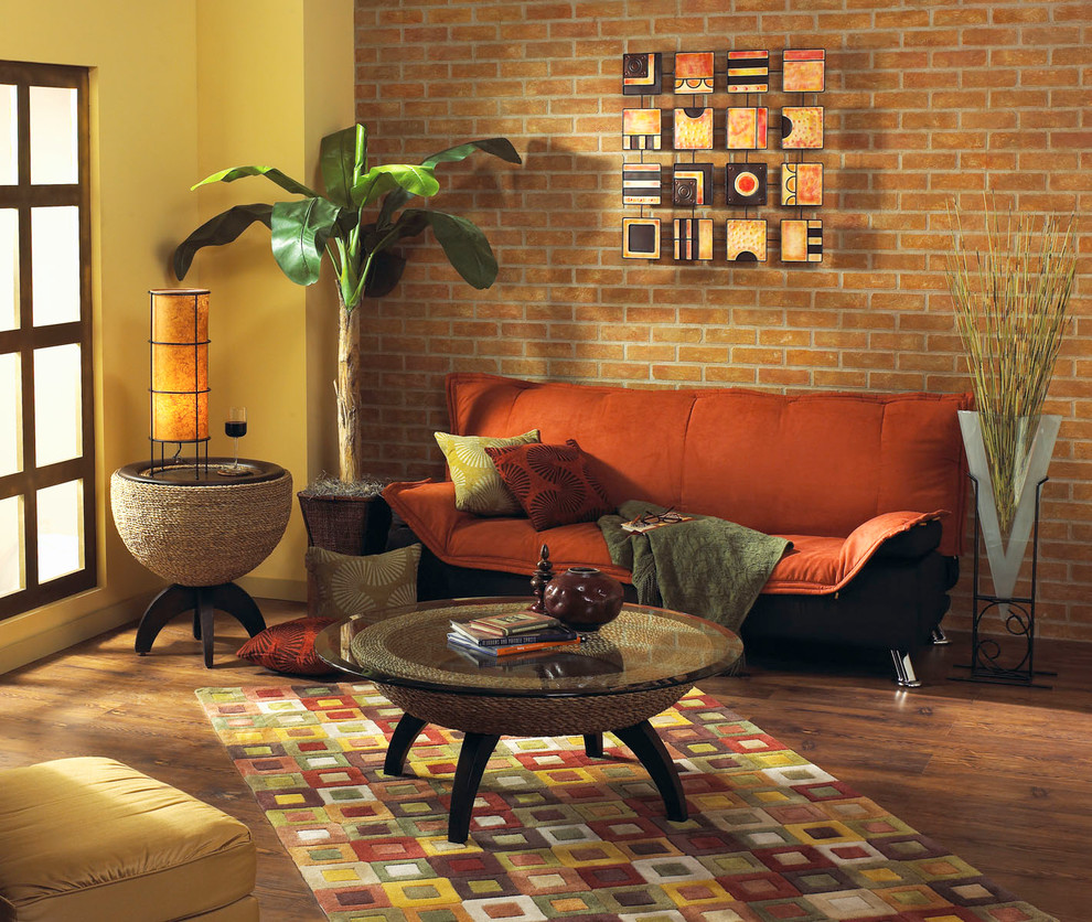 Esempio di un soggiorno contemporaneo di medie dimensioni e aperto con pareti gialle, pavimento in legno massello medio, nessuna TV e nessun camino