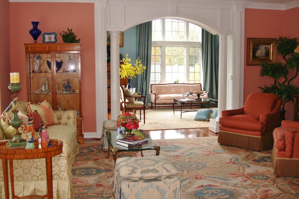 Immagine di un grande soggiorno classico chiuso con sala formale, pareti rosa e parquet chiaro