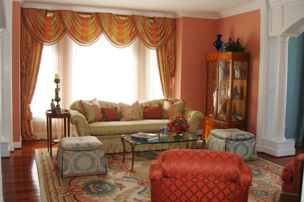 Diseño de salón para visitas cerrado clásico grande con paredes rosas
