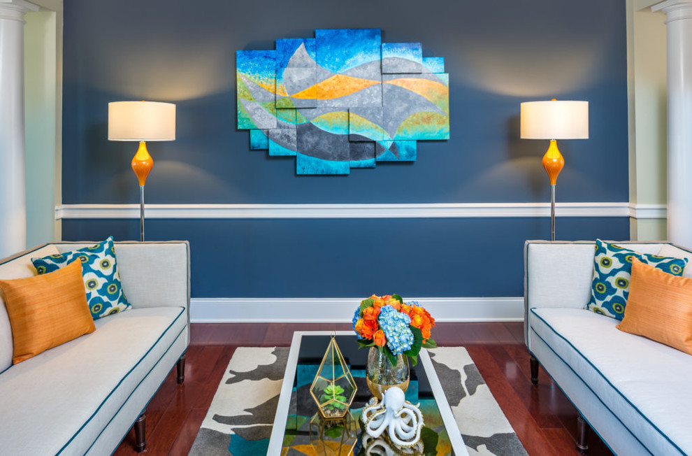 Cette image montre un très grand salon bohème ouvert avec un mur bleu, moquette et un sol marron.