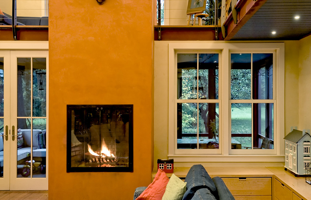 Inredning av ett modernt vardagsrum, med orange väggar och en standard öppen spis