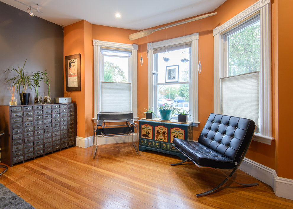 Идея дизайна: открытая гостиная комната среднего размера в современном стиле с оранжевыми стенами, коричневым полом, стандартным камином, мультимедийным центром, паркетным полом среднего тона и фасадом камина из металла