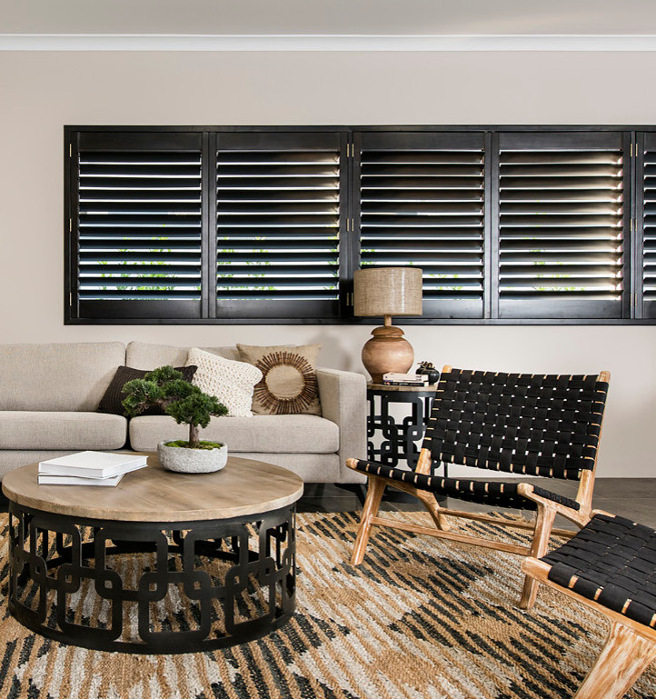 Großes, Offenes Modernes Wohnzimmer mit grauer Wandfarbe und Porzellan-Bodenfliesen in Perth