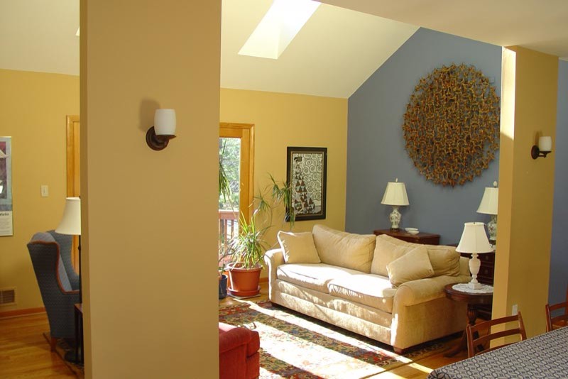 Стильный дизайн: двухуровневая гостиная комната среднего размера в современном стиле с разноцветными стенами и паркетным полом среднего тона - последний тренд