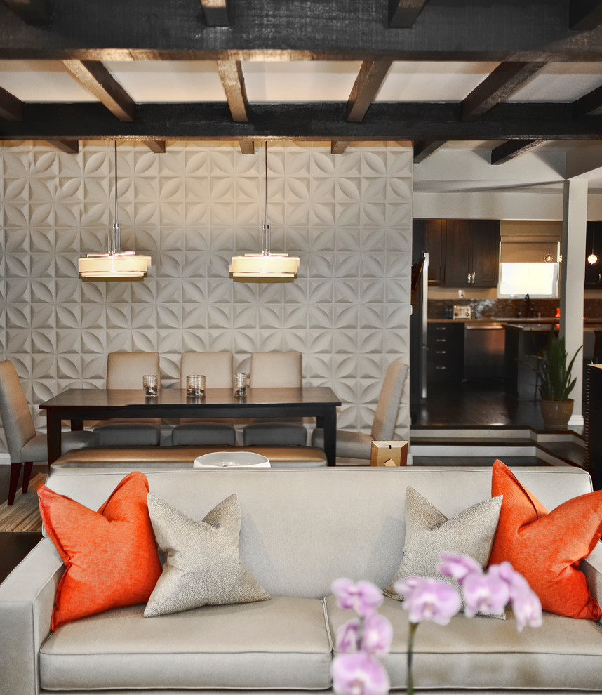 Mittelgroßes, Fernseherloses, Offenes Modernes Wohnzimmer mit beiger Wandfarbe und dunklem Holzboden in Los Angeles