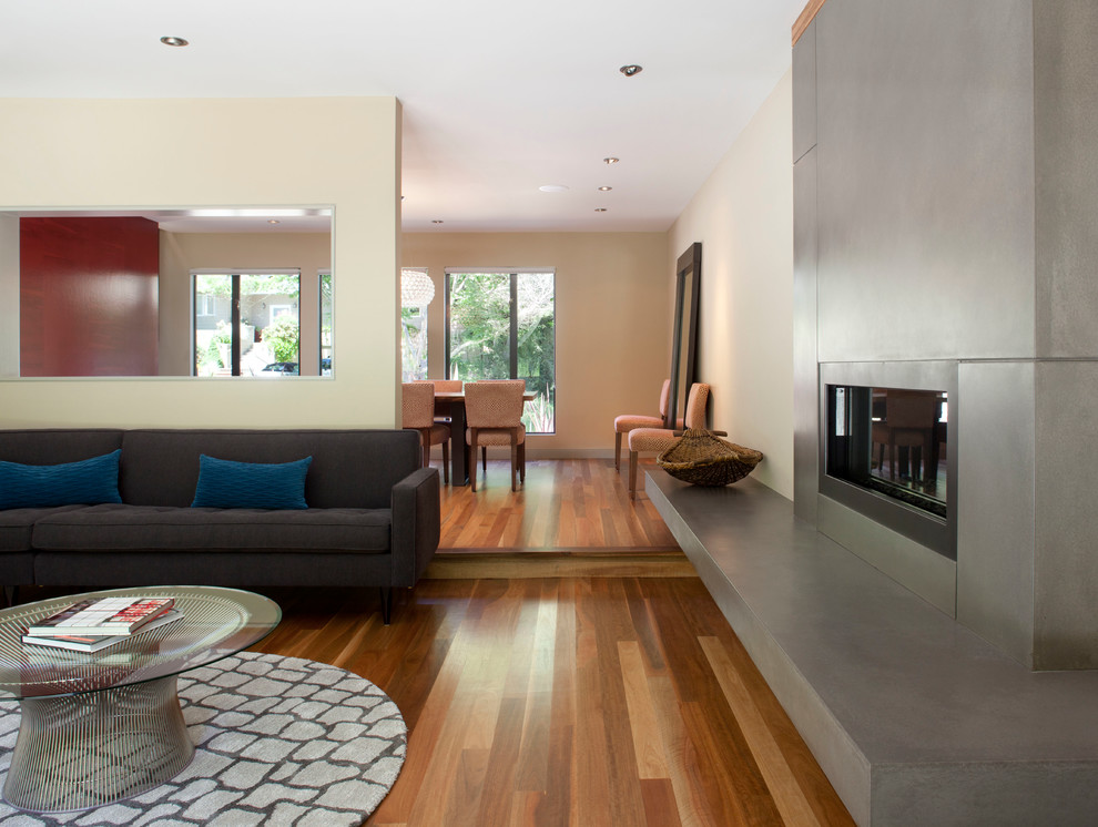 На фото: гостиная комната в современном стиле с горизонтальным камином с