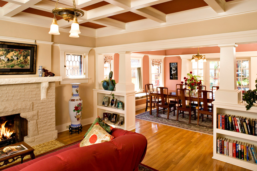 Immagine di un soggiorno stile americano di medie dimensioni e chiuso con pareti beige, pavimento in legno massello medio, camino classico, nessuna TV e pavimento beige