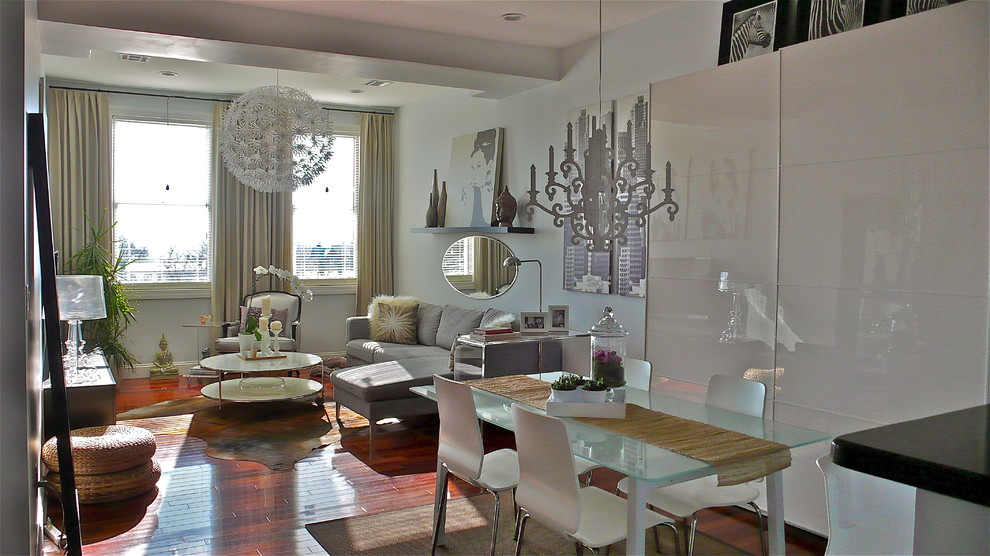Idée de décoration pour un petit salon minimaliste ouvert avec parquet foncé.