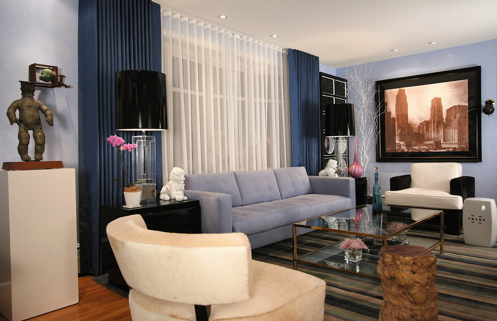 Imagen de salón ecléctico con paredes azules y suelo de madera en tonos medios