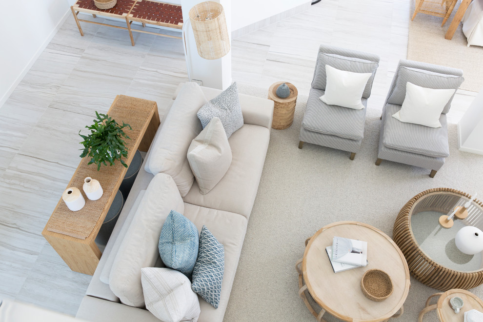 Ispirazione per un grande soggiorno minimal aperto con pareti bianche, moquette, TV a parete e pavimento grigio
