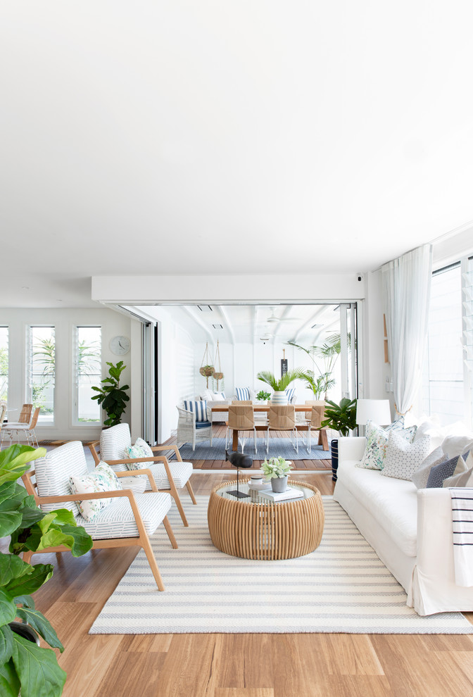 Offenes, Geräumiges, Fernseherloses Maritimes Wohnzimmer mit weißer Wandfarbe, braunem Boden und Vinylboden in Gold Coast - Tweed
