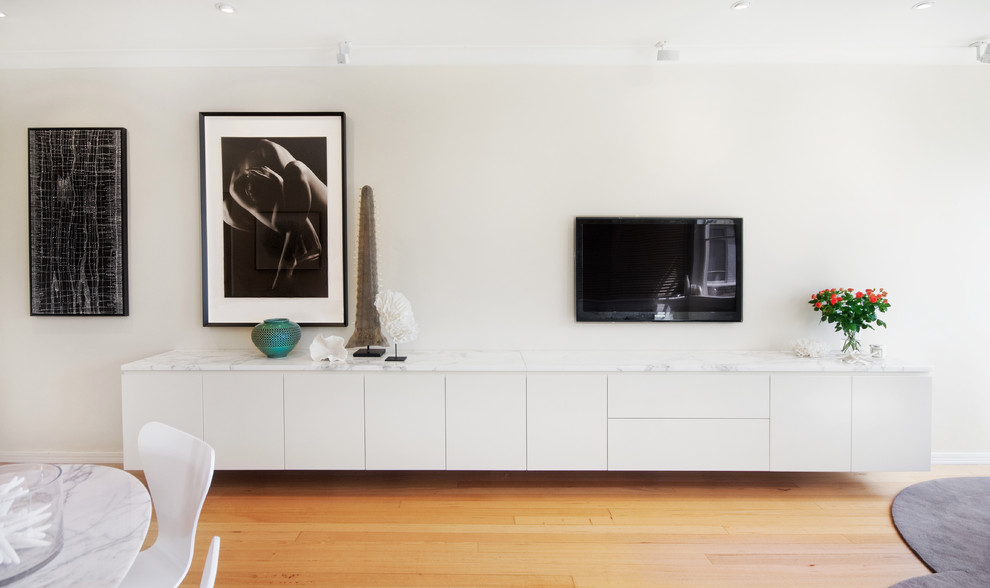 Mittelgroßes, Repräsentatives, Offenes Modernes Wohnzimmer mit beiger Wandfarbe, braunem Holzboden und TV-Wand in Sydney