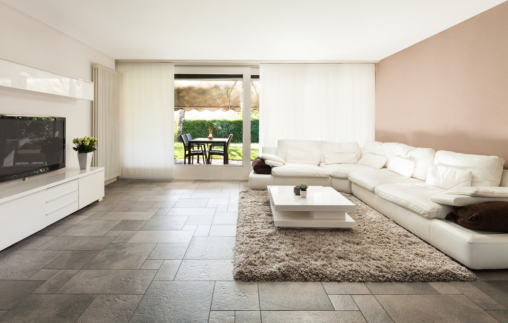 Großes, Offenes Modernes Wohnzimmer ohne Kamin mit beiger Wandfarbe, Keramikboden, freistehendem TV und braunem Boden in Los Angeles
