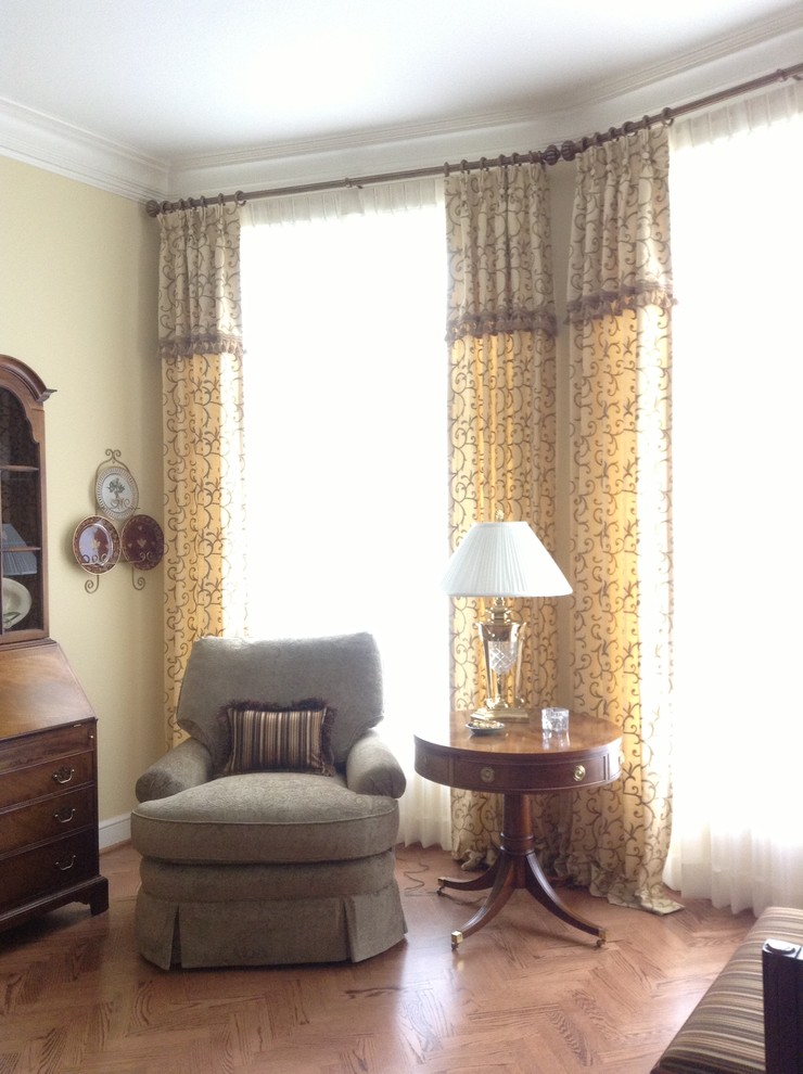 Idéer för att renovera ett mellanstort vintage separat vardagsrum, med ett musikrum och gula väggar