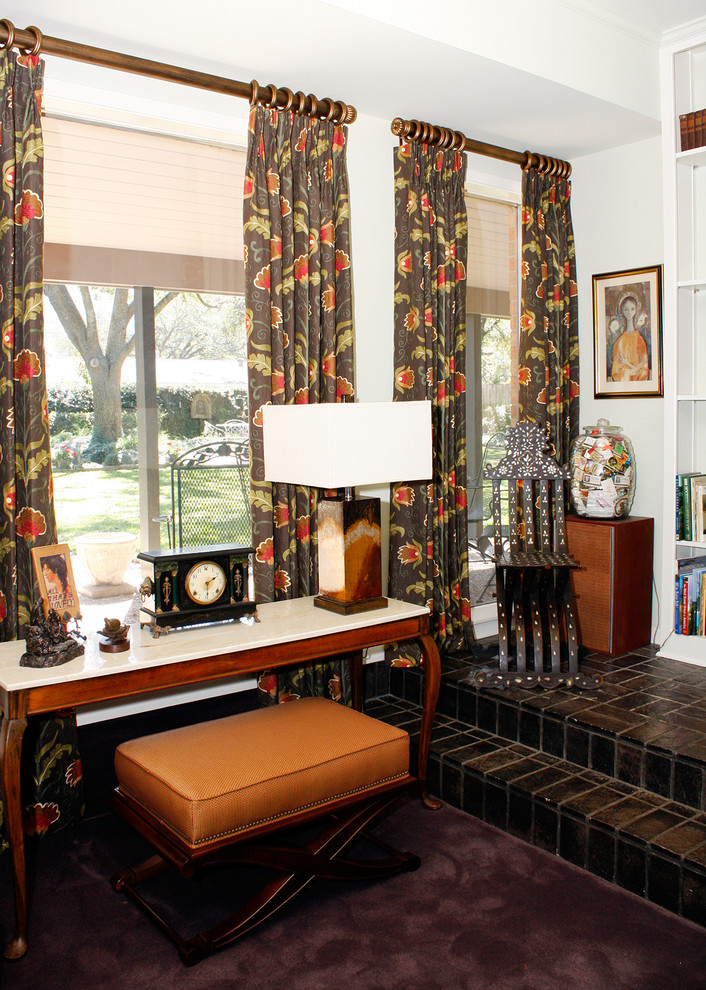 Geräumiges Klassisches Wohnzimmer mit weißer Wandfarbe, Porzellan-Bodenfliesen und braunem Boden in Houston