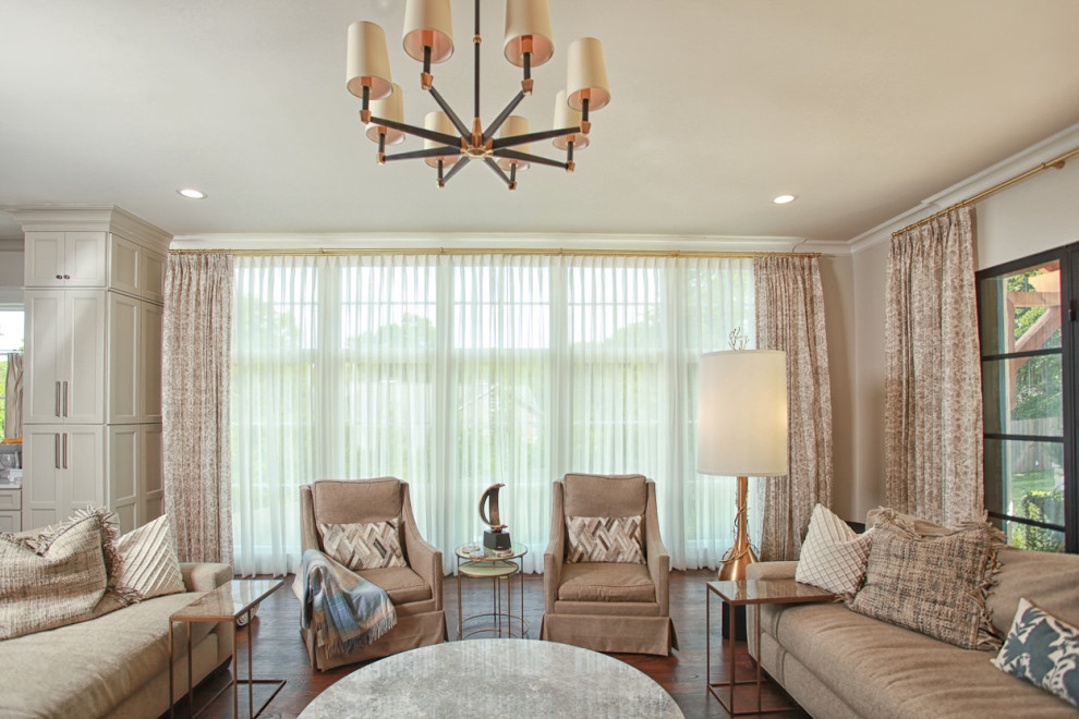 Großes, Offenes Modernes Wohnzimmer mit braunem Holzboden und braunem Boden in Nashville