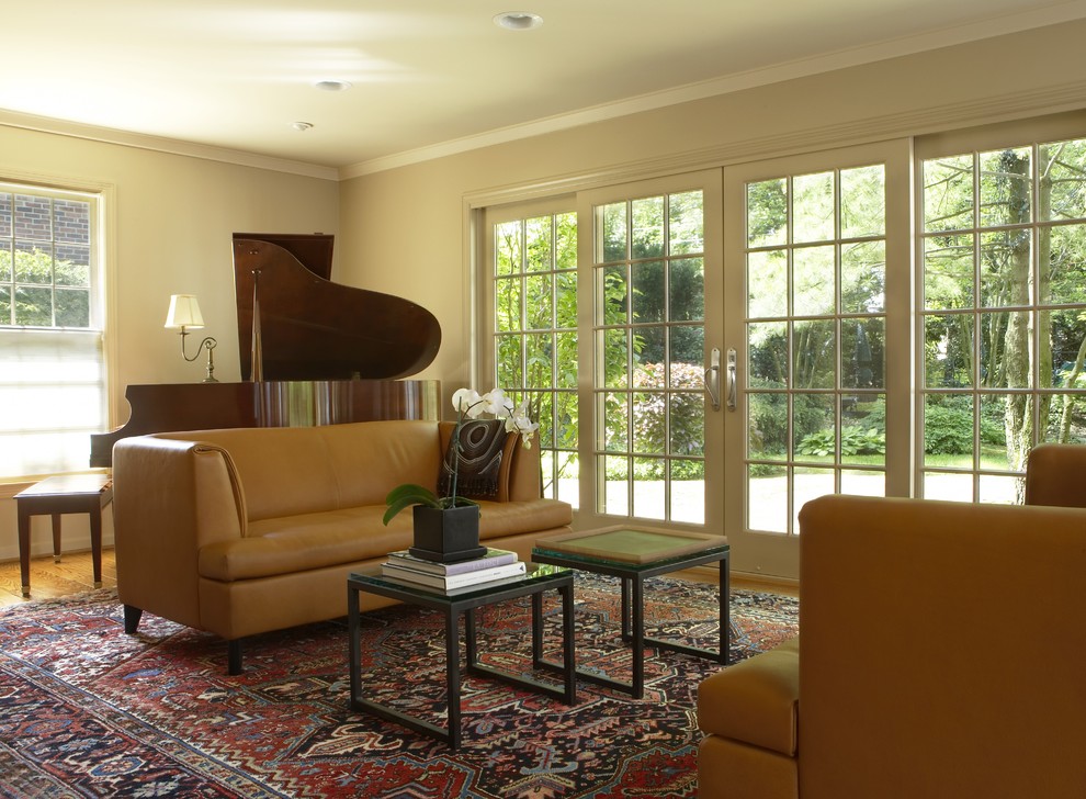 Foto di un soggiorno boho chic con sala della musica, pareti beige e tappeto