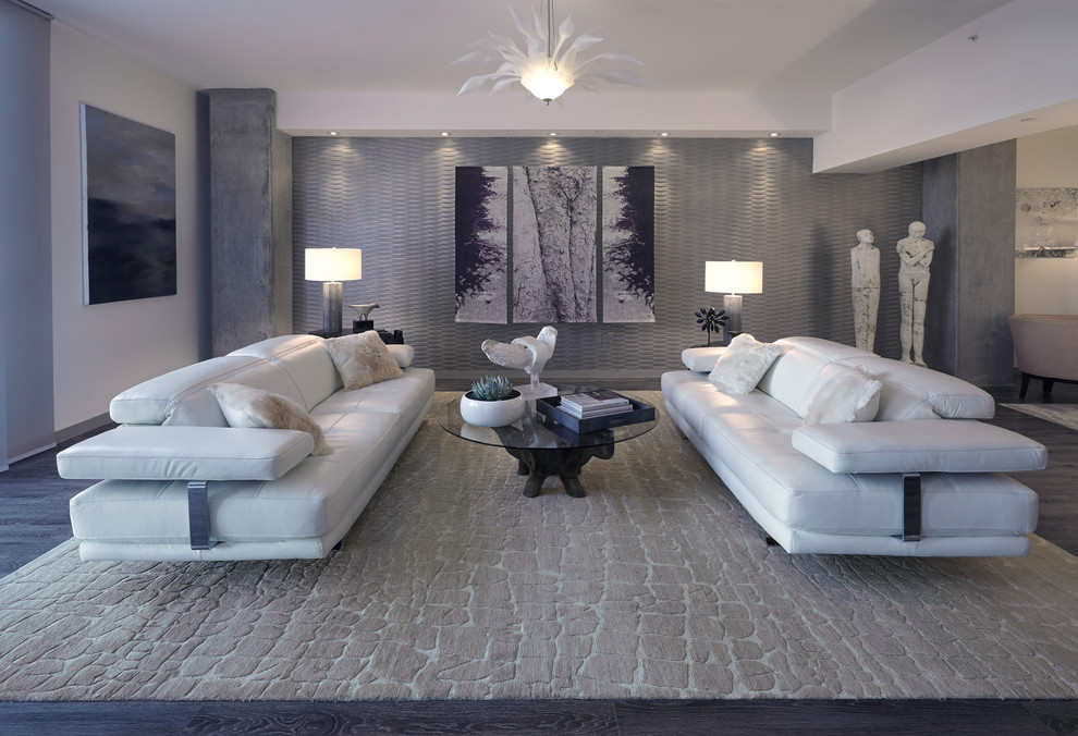 Imagen de salón cerrado minimalista grande sin chimenea y televisor con paredes blancas y suelo de madera clara