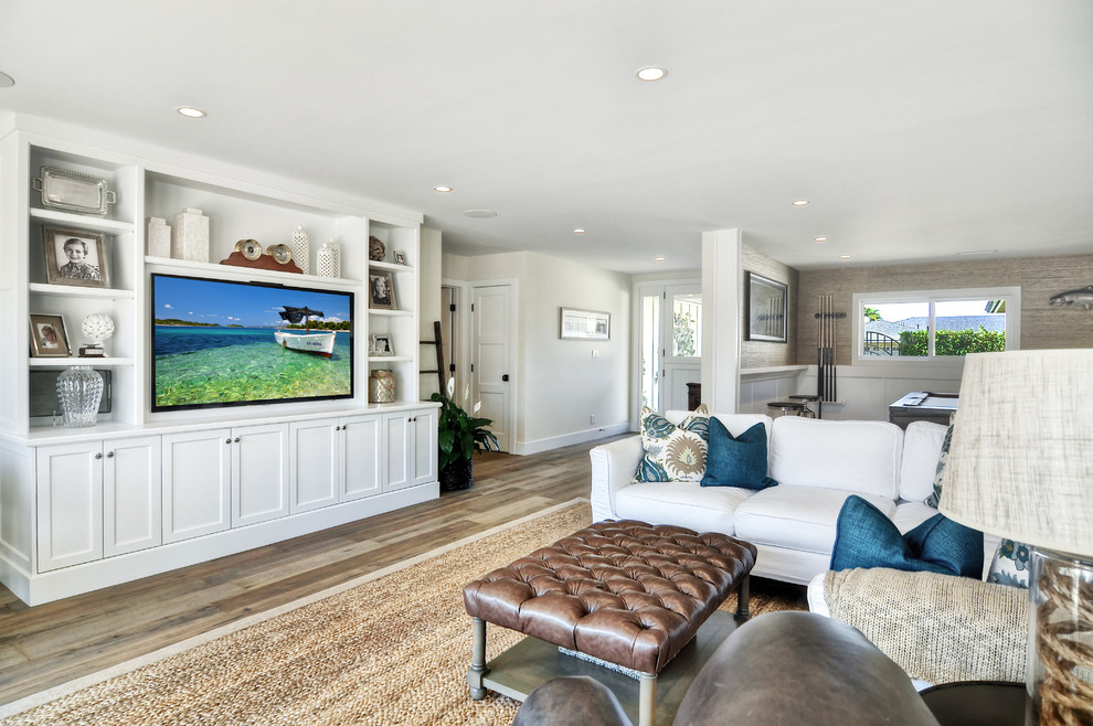 Offenes, Mittelgroßes Klassisches Wohnzimmer ohne Kamin mit weißer Wandfarbe, braunem Holzboden, Multimediawand und braunem Boden in Orange County